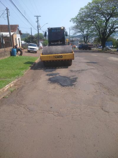 OperaÃ§Ã£o Tapa-Buracos estÃ¡ a todo vapor contemplando ruas do anel central e bairros de Laranjeiras do Sul